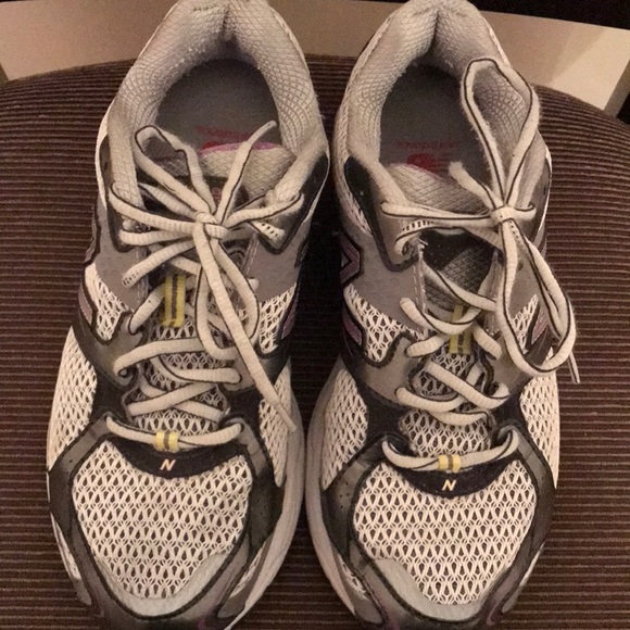 New Balance Women’s running shoe - Picture 2 of 5